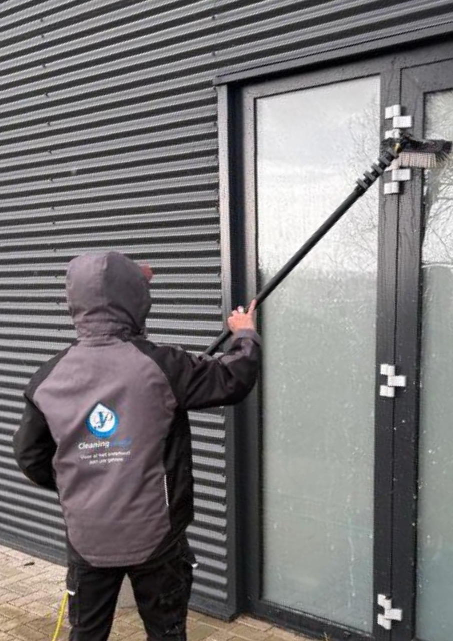 JP Cleaning | Glasbewassing met telescoopsteel Glazenwasser in Arnhem