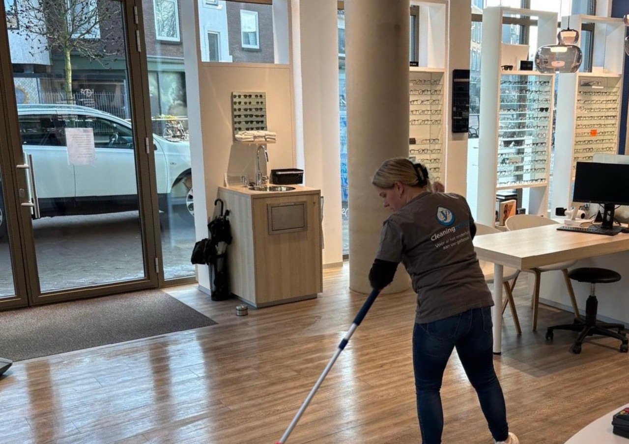 Vloer van kantoor schoonmaken