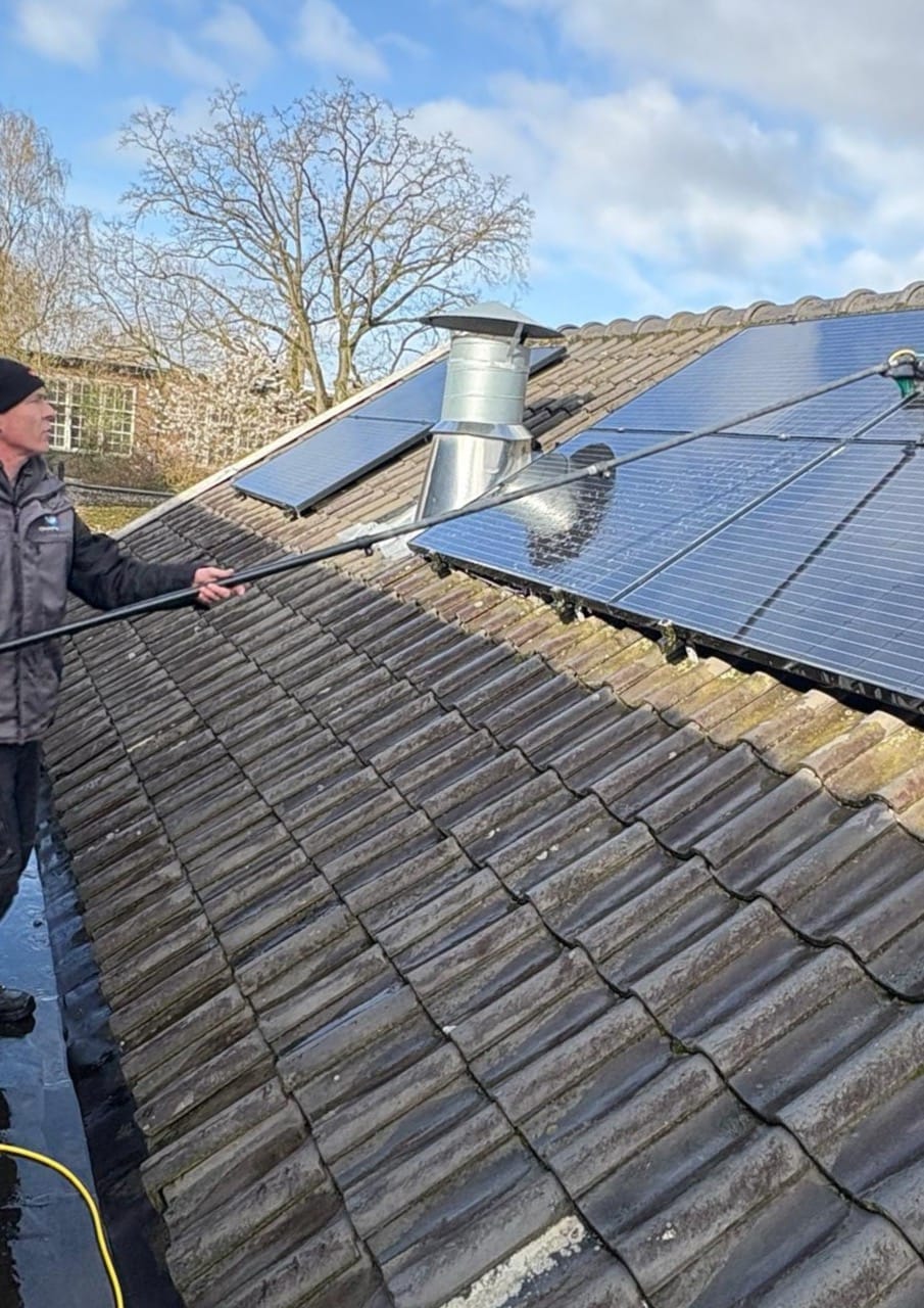 Professioneel zonnepanelen schoonmaken met osmosewater