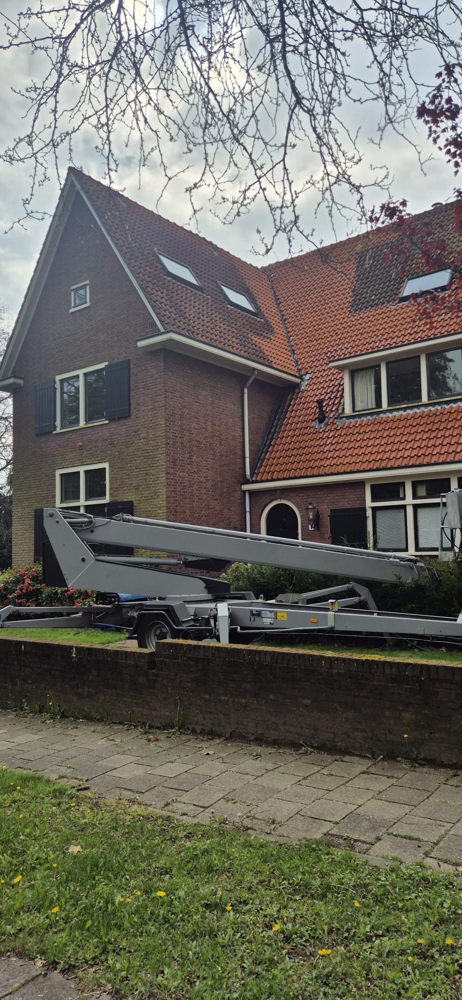 Mos verwijderen van dakpannen